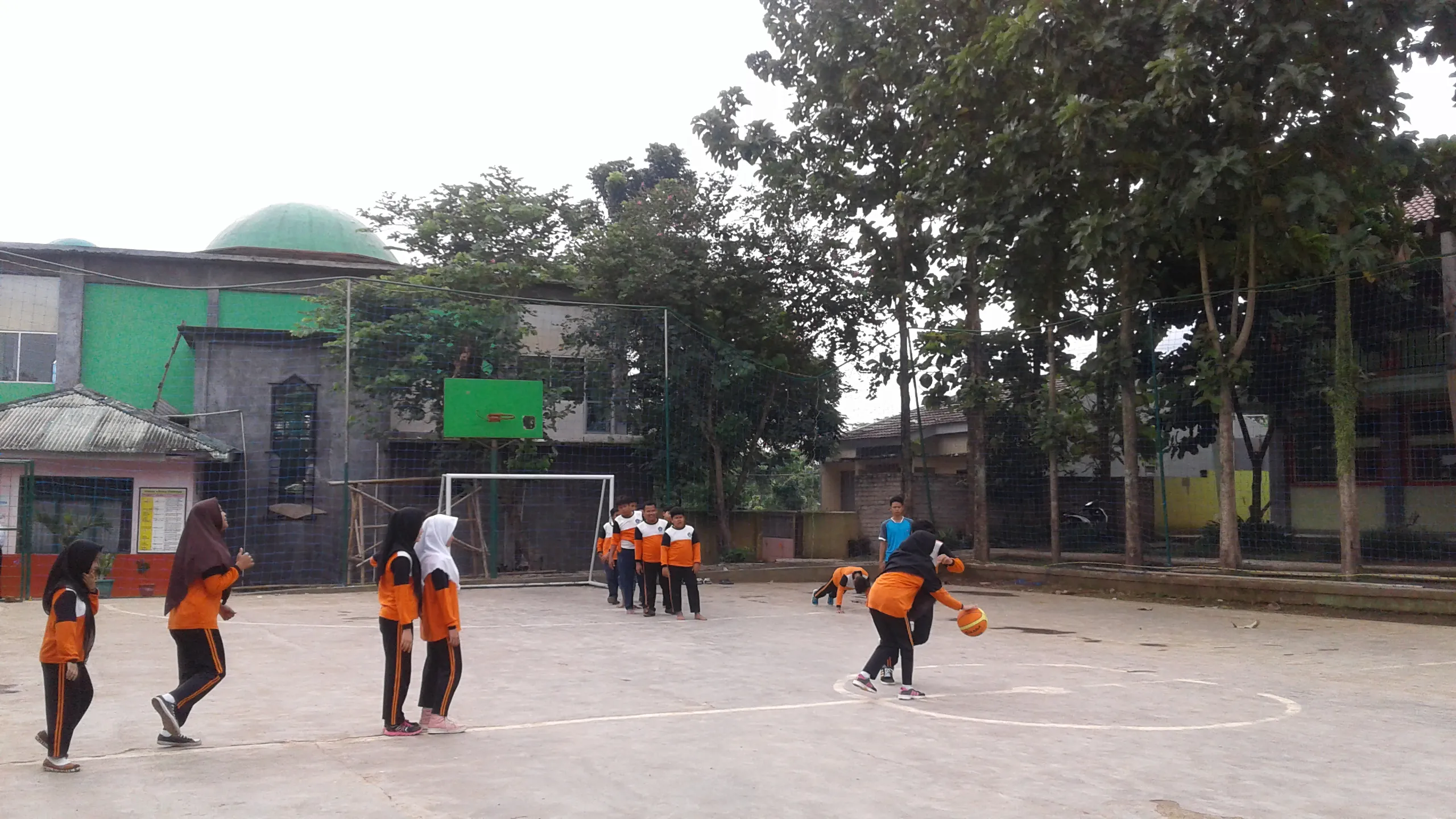 <b>Lapangan Futsal</b><br>Lapangan olahraga merupakan suatu bentuk ruang terbuka sebagai suatu pelataran dengan fungsi utama tempat dilangsungkannya aktivitas olahraga.