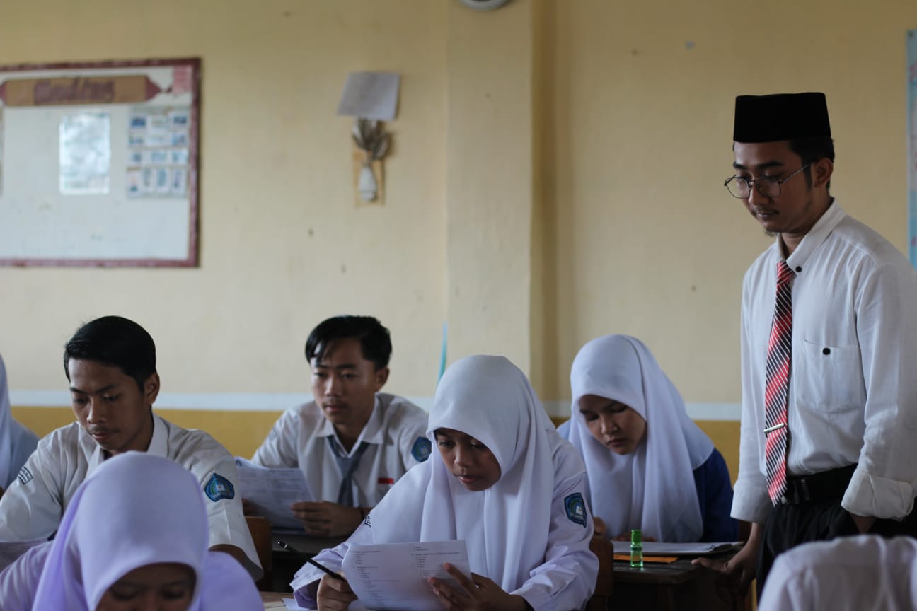 <b>Tahfidz Qur'an</b><br>Tahfidz berarti menghafal, menghafal dari kata dasar hafal yang dari bahasa arab hafidza – yahfadzu – hifdzan, yaitu lawan dari lupa.