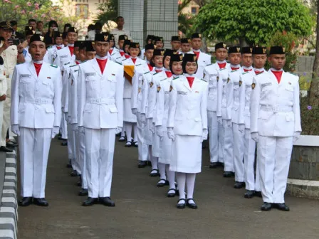 <b>Paskibra</b><br>Paskibraka adalah singkatan dari Pasukan Pengibar Bendera Pusaka dengan tugas utamanya untuk mengibarkan dan menurunkan Bendera Pusaka.