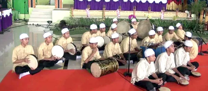 <b>Marawis</b><br>Marawis adalah salah satu jenis "band tepuk" dengan perkusi sebagai alat musik utamanya.