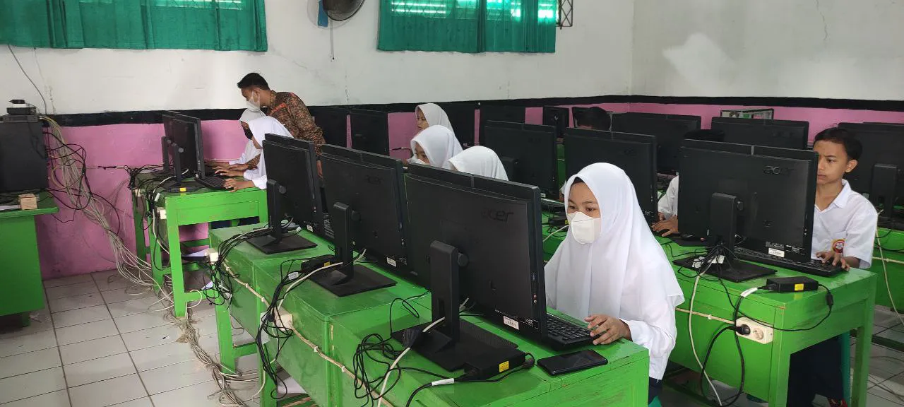<b>Lab. Komputer</b><br>Laboratorium komputer adalah tempat riset ilmiah, yang berhubungan dengan ilmu komputer dan memiliki beberapa komputer dalam satu jaringan.